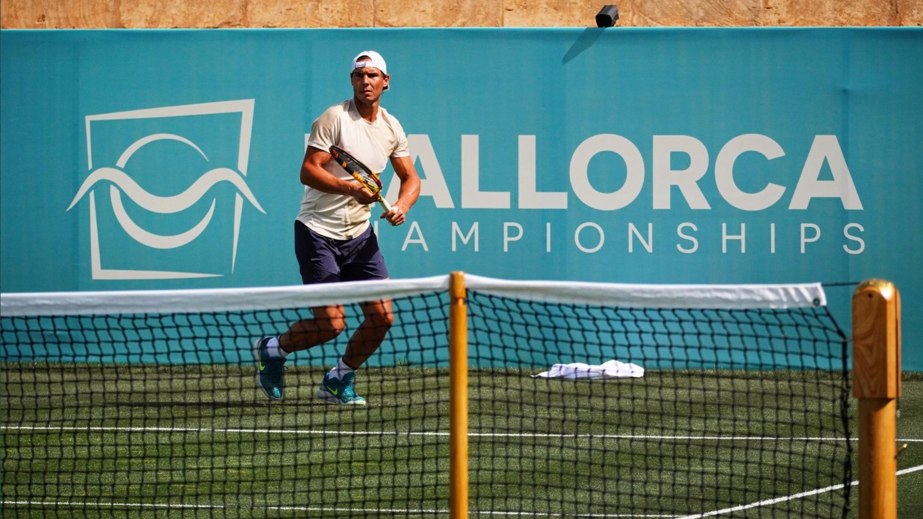 Nadal se entrena sobre la hierba.