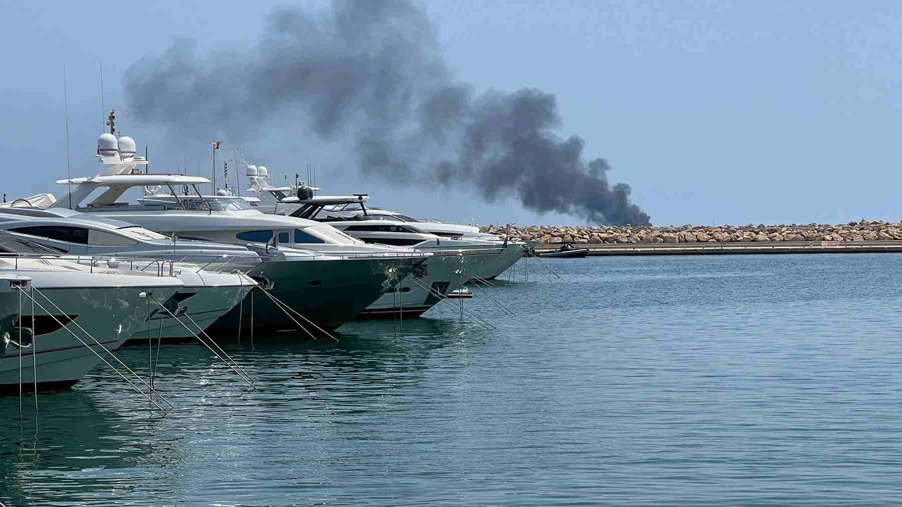 Imagen de la humareda provocada por el incendio de la embarcación.