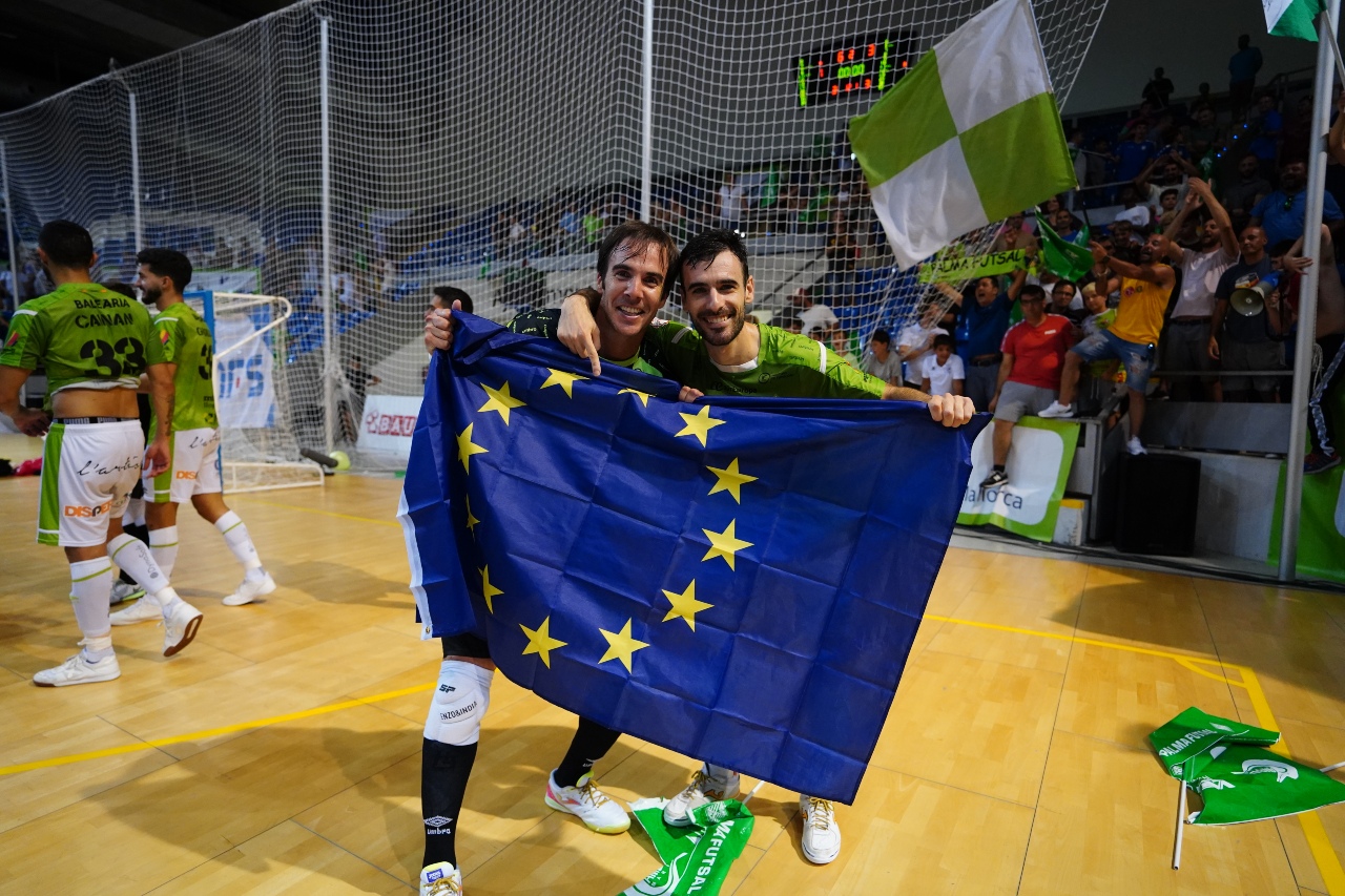 Barron y Eloy Rojas, con la bandera europea