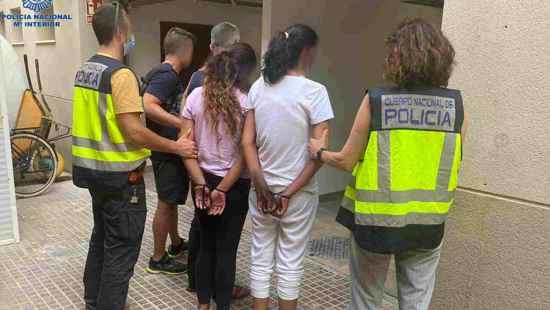 La familia detenida por estafar a conocidos suyos en temas inmobiliarios en Palma. POLICÍA NACIONAL