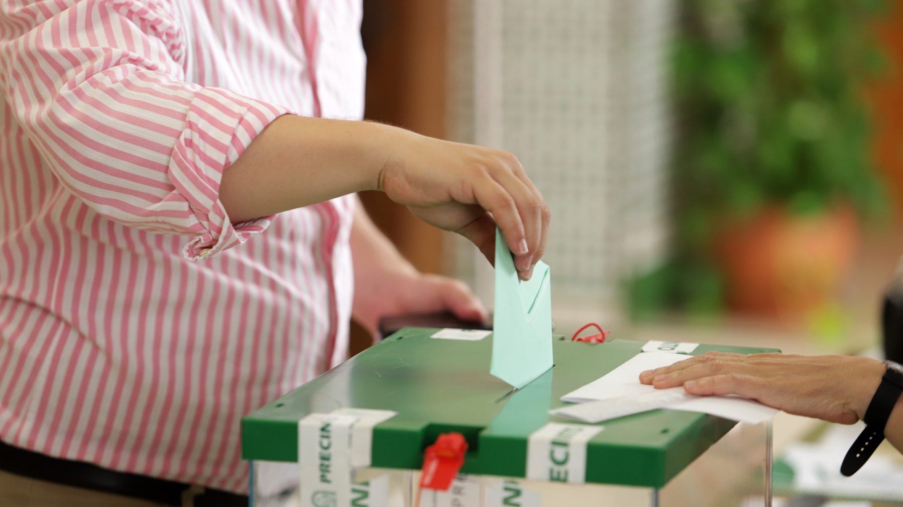 Un ciudadano ejerce su derecho al voto en las elecciones andaluzas de este domingo 19 de junio (EUROPA PRESS).