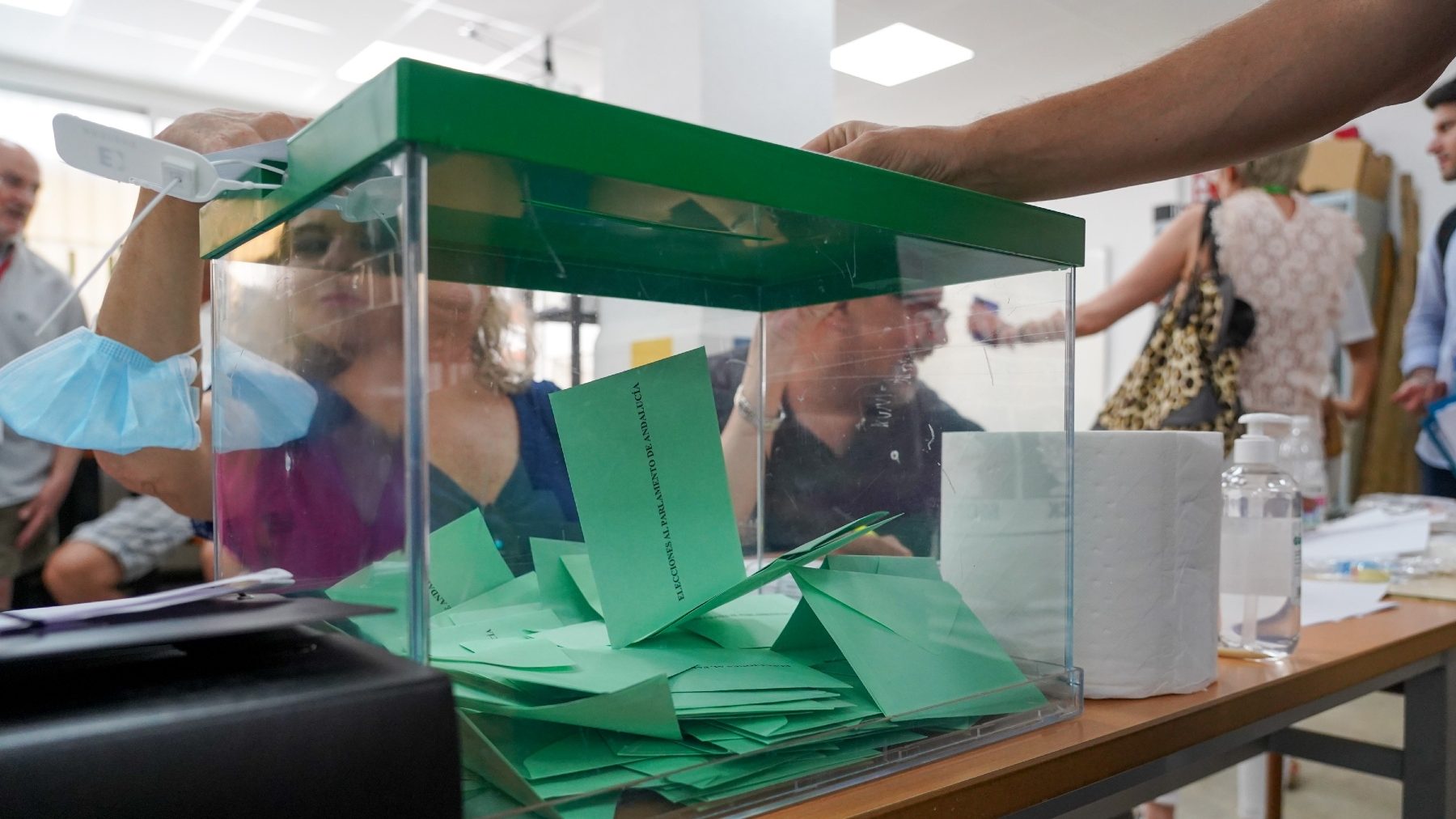 Urna con papeletas en un colegio electoral de Sevilla (EUROPA PRESS).