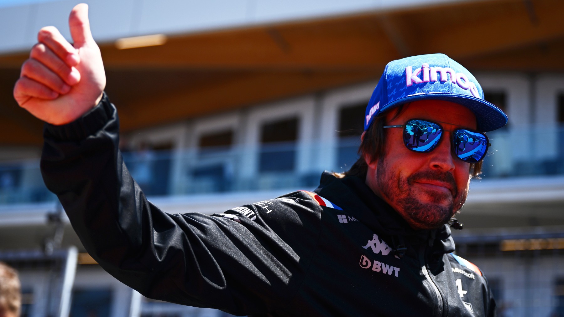 Fernando Alonso saluda a los aficionados en Canadá. (AFP)
