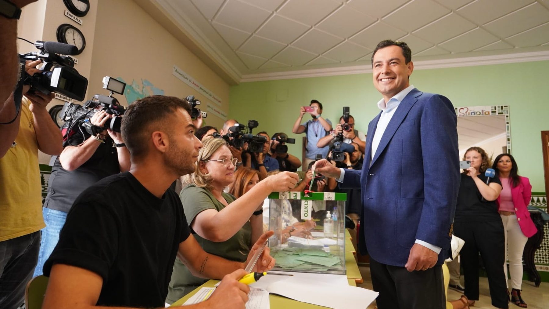 El candidato del PP-A, Juanma Moreno, votando esta mañana en Málaga.