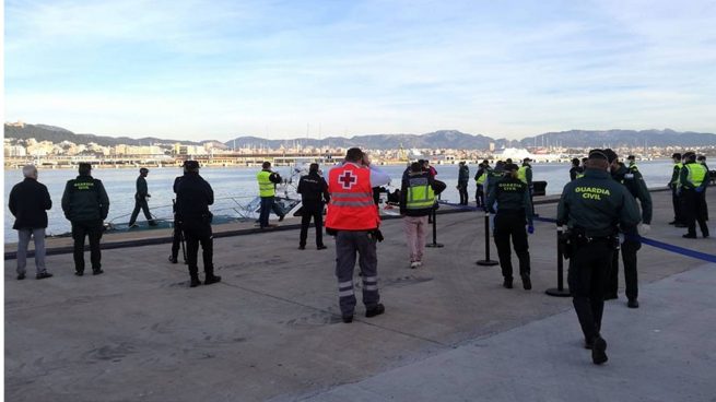 Guardia Civil y equipos de emergencia en el Puerto de Palma ante la llegada de inmigrantes rescatados de una patera. (Foto: Crónica Balear)