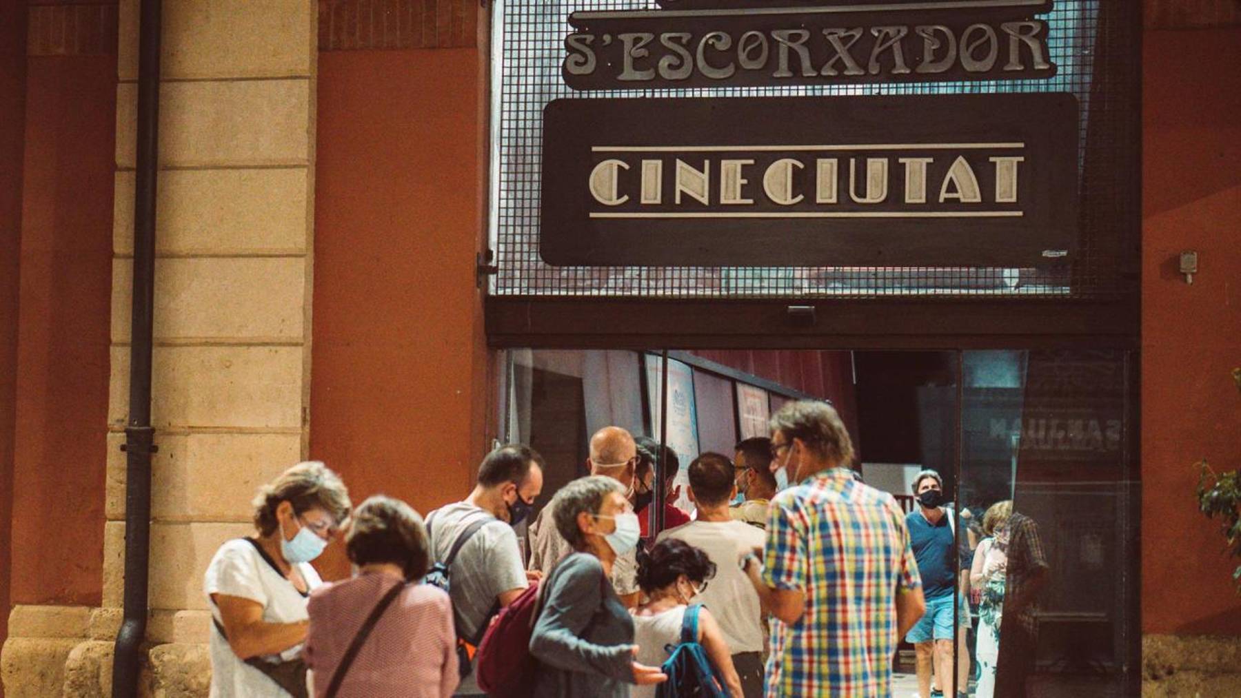 Espectadores en la puerta de entrada del CineCiutat.