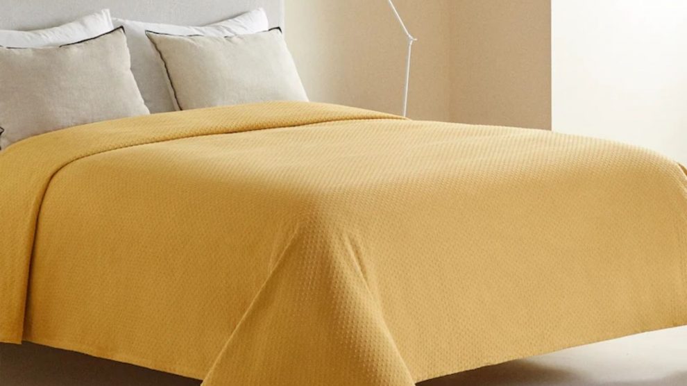 Las colchas y edredones más increíbles de las rebajas de Zara Home