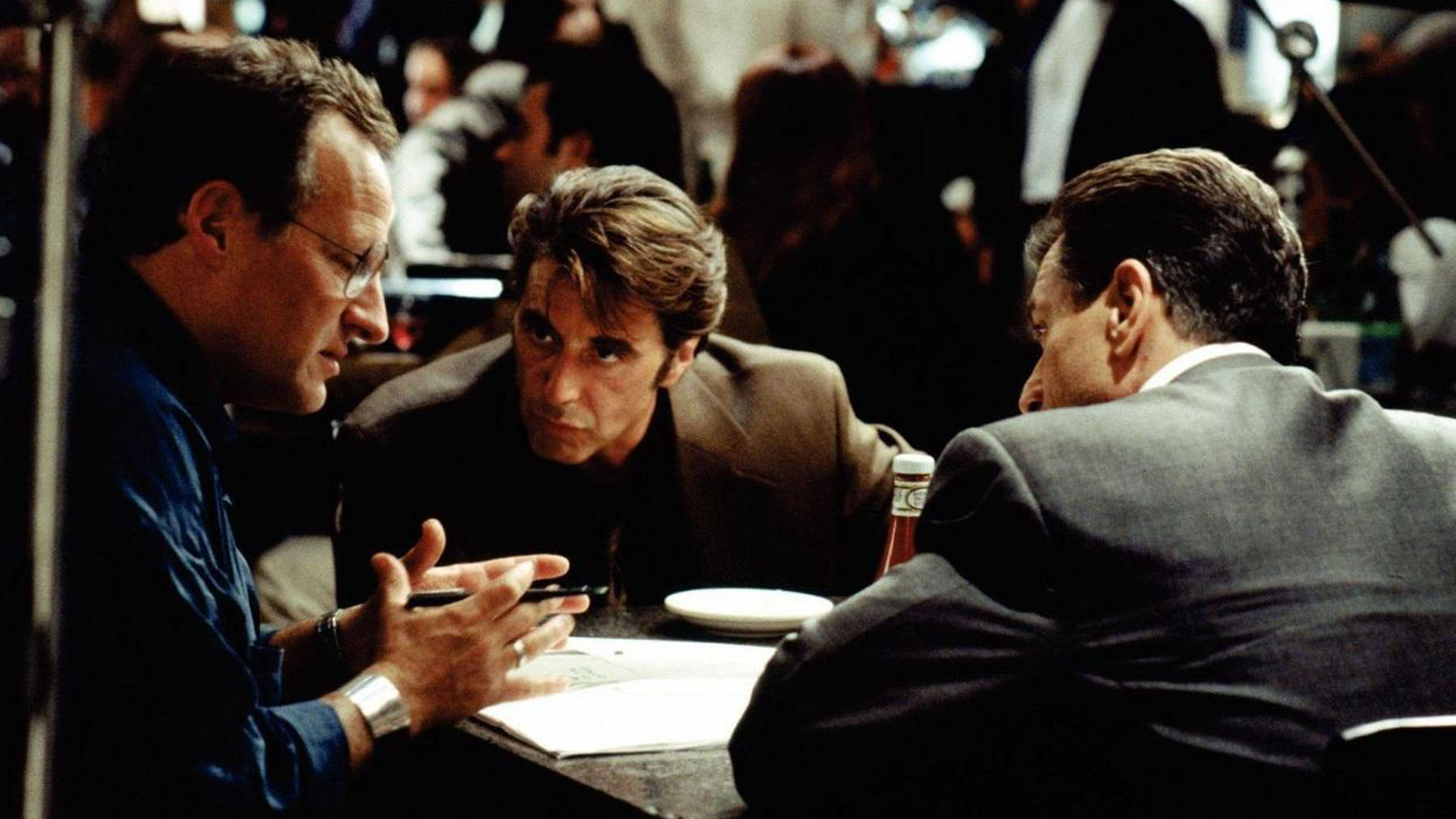 Michael Mann dirigiendo a Al Pacino y Robert DeNiro en ‘Heat’ (Warner Bros Pictures)