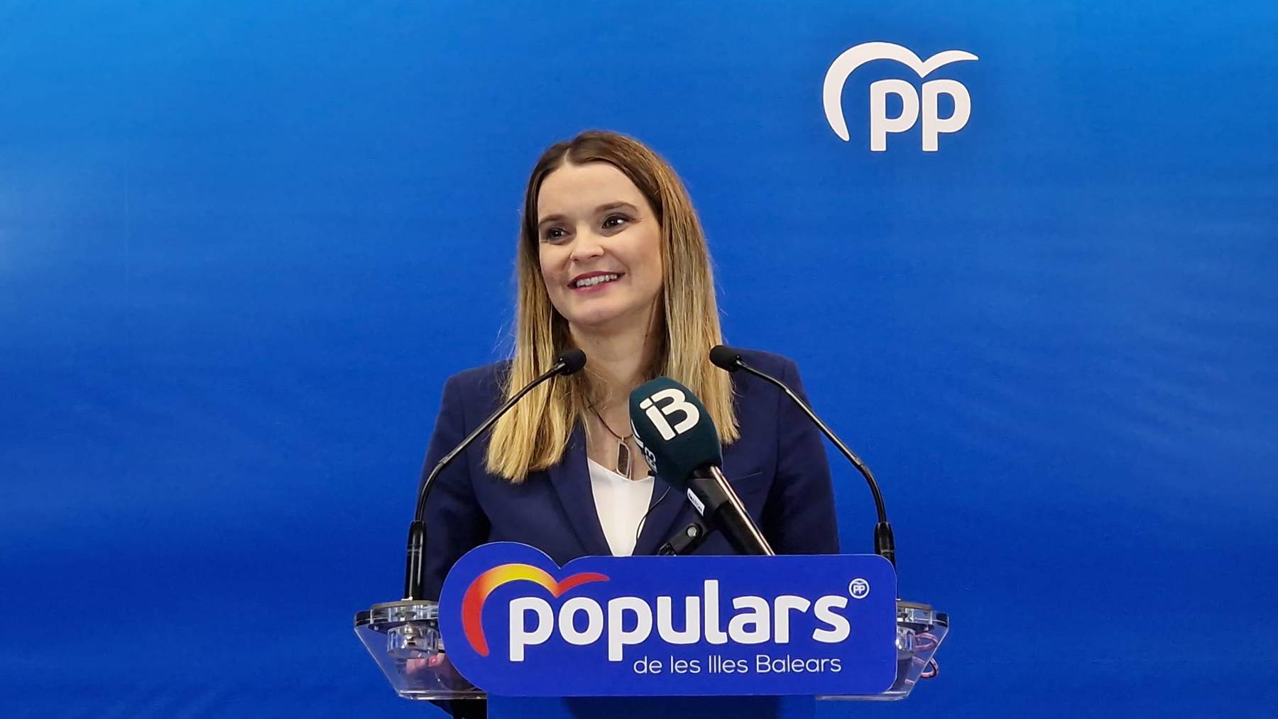 La líder del PP balear, Marga Prohens, durante la rueda de prensa que ha ofrecido este lunes.