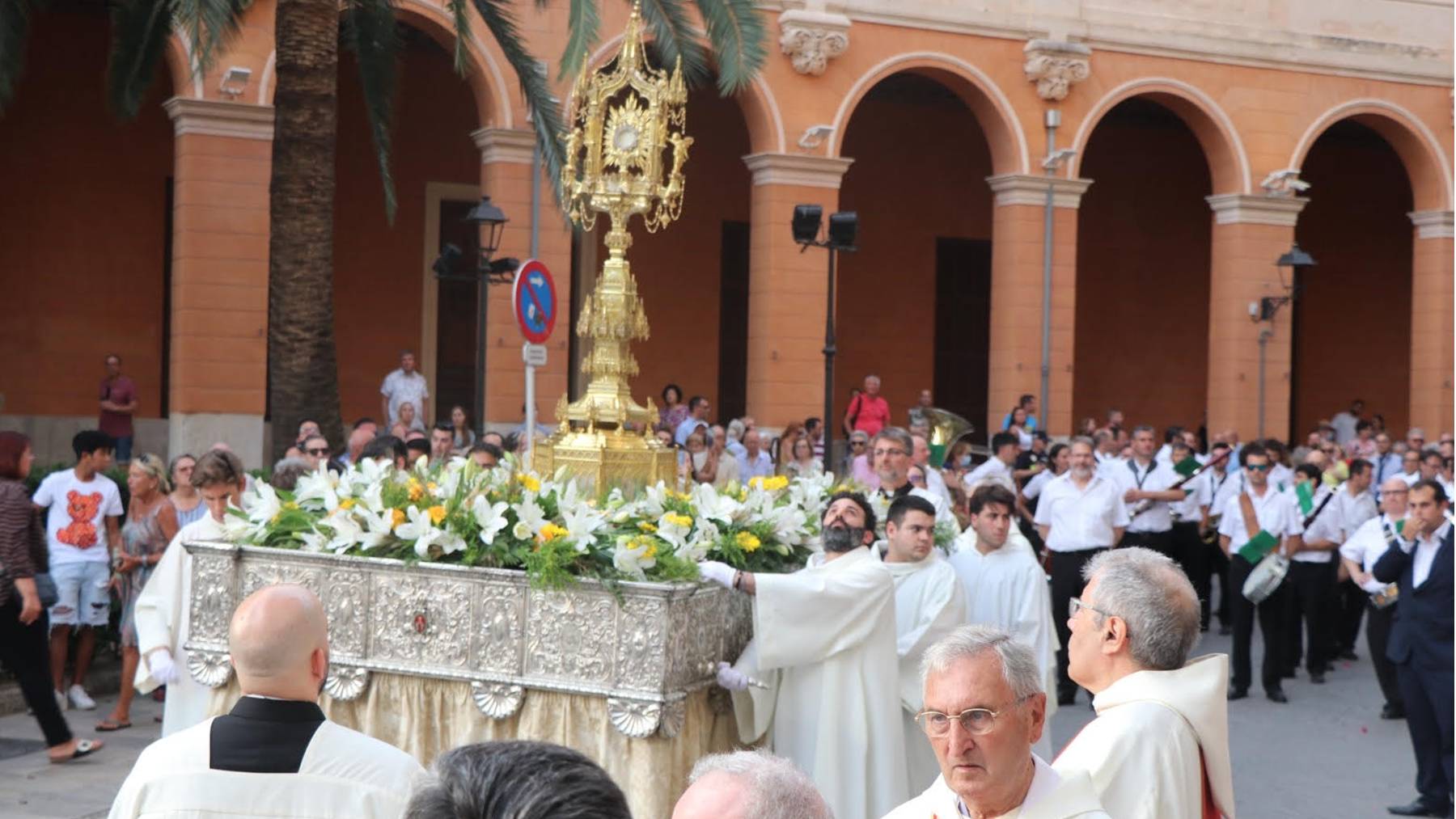 La procesión del Corpus de Palma a su paso por la calle Palau Reial.