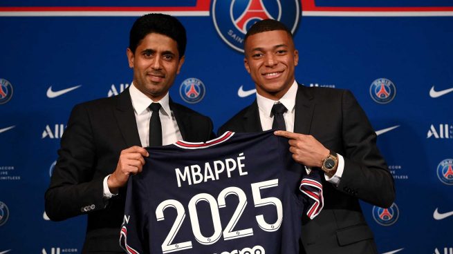 El presidente del PSG, Al Khelaifi, junto a Mbappe, el día de su renovación (AFP)