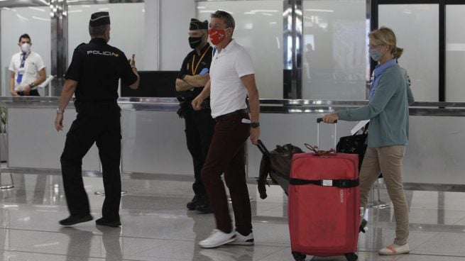 Dos agentes de la Policía en el aeropuerto de Palma. (Foto: Europa Press)