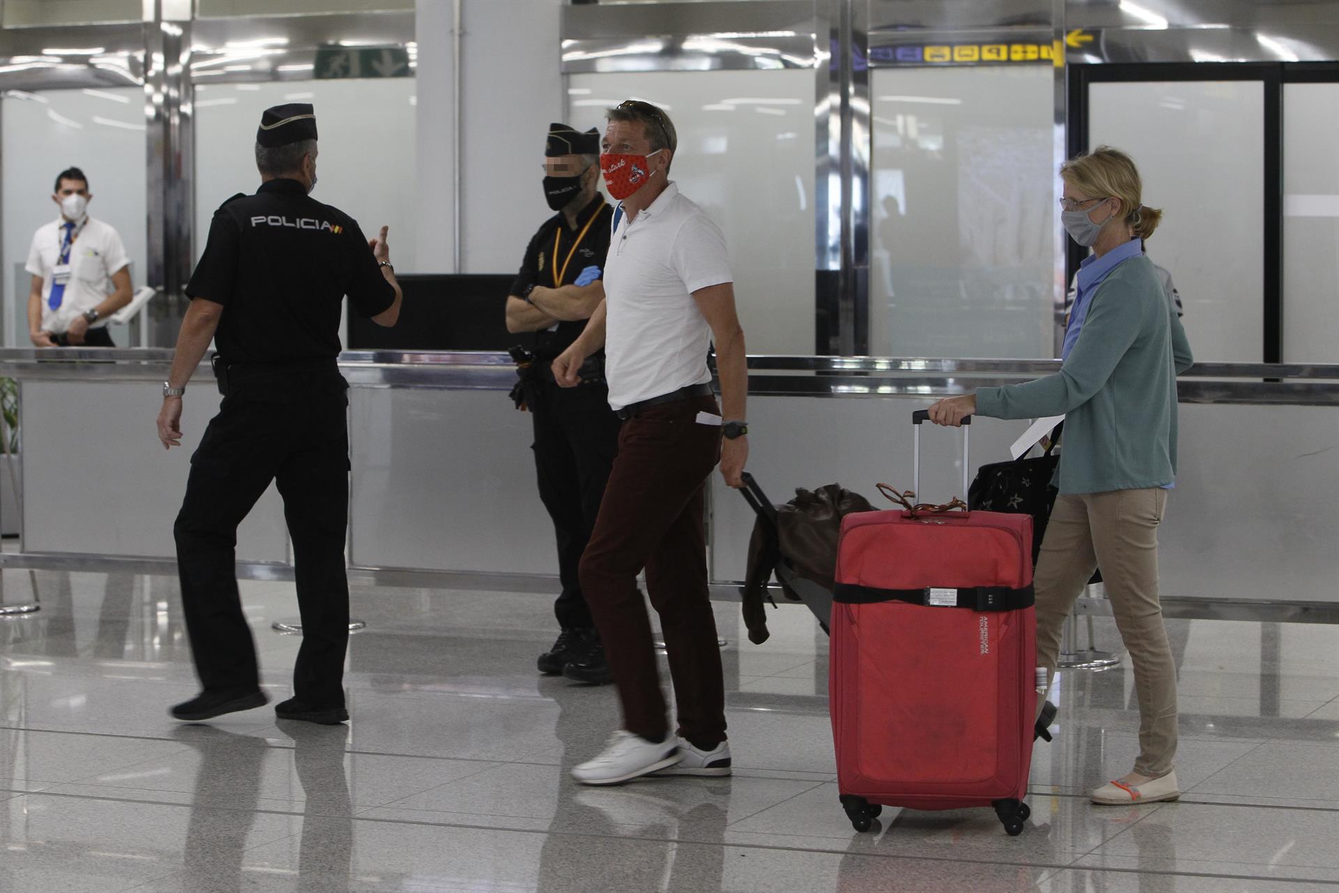Dos agentes de la Policía en el aeropuerto de Palma. (Foto: Europa Press)