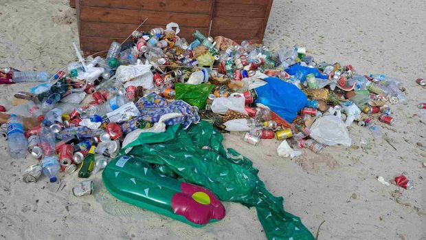 Mallorca  Denuncian la acumulación de basura en los baños de Es Trenc