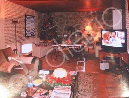 El salón de La Angorrilla contaba con varios sofás viejos, alfombras anticuadas y una televisión de comienzos de los 2000.