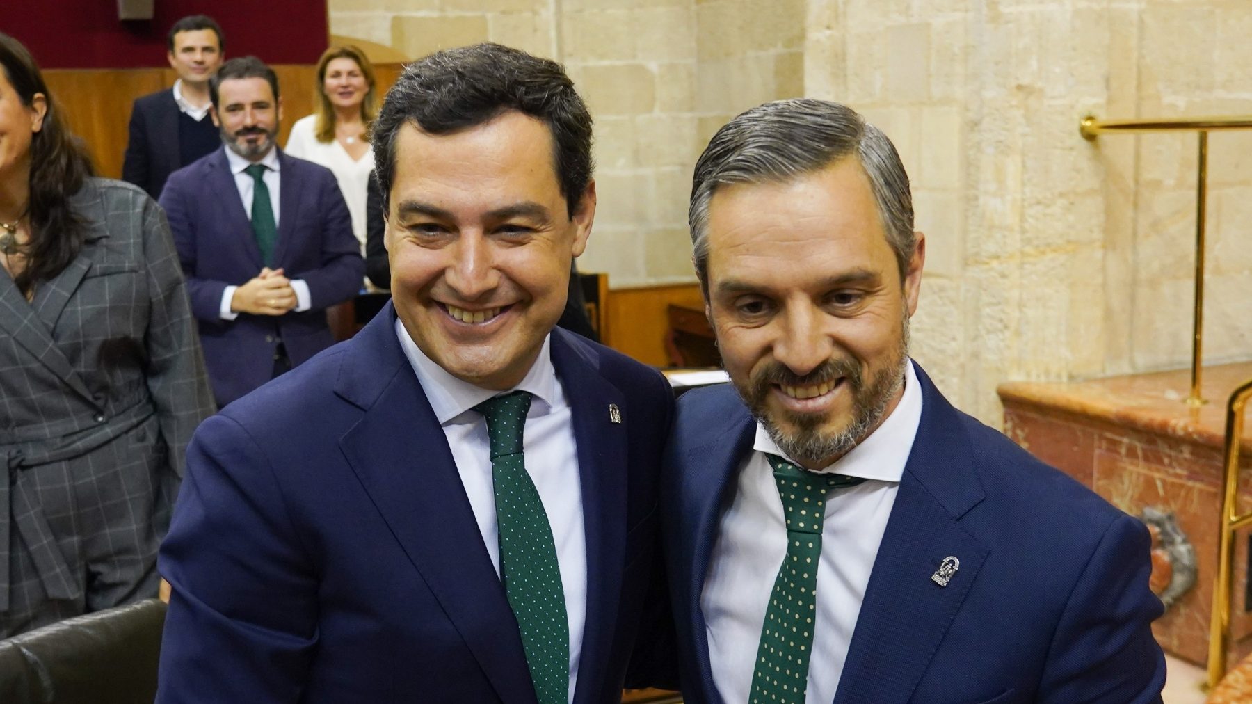 Juanma Moreno y Juan Bravo en el Parlamento de Andalucía (EUROPA PRESS).