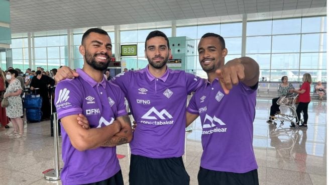 Los brasileños Nunes, Tomaz e Higor en el aeropuerto.