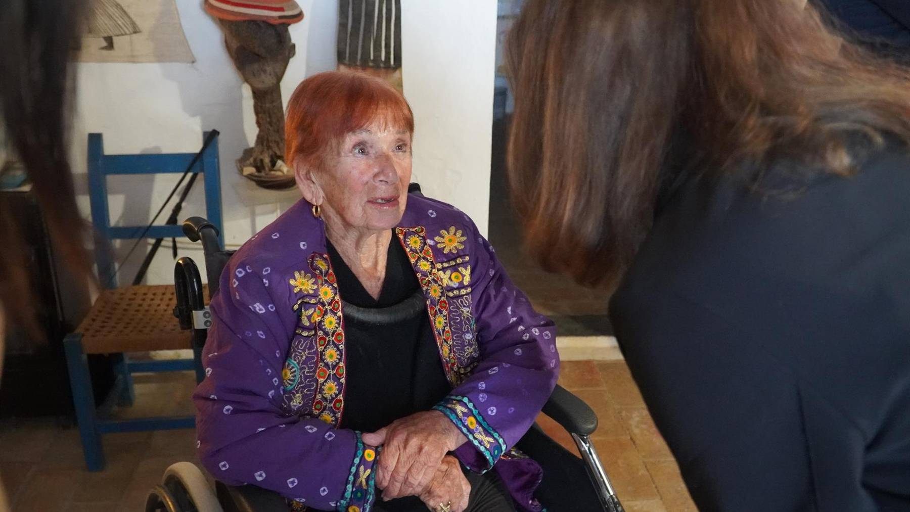 Isabel Echarri en su casa de Formentera recibe el Premio Ramon Llull de manos de la presidenta Armengol.