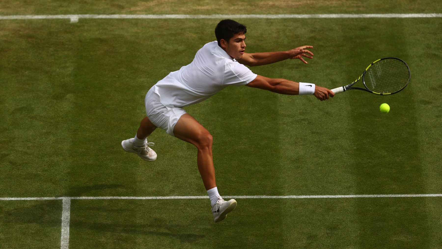Carlos Alcaraz, en un partido en Wimbledon. (Getty)