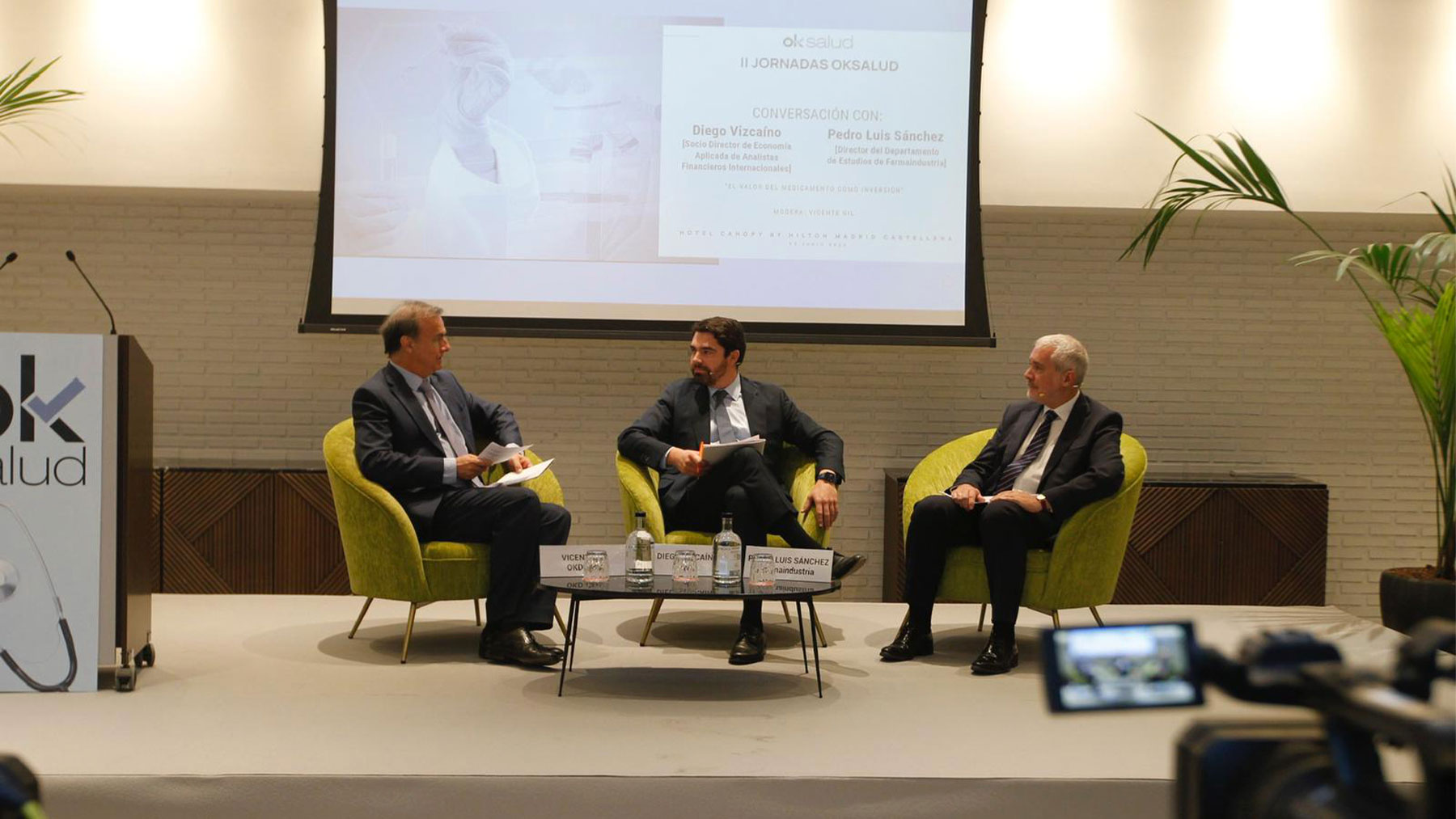 Vicente Gil, Diego Vizcaíno y Pedro Luis Sánchez conversan sobre el valor del medicamento como inversión.