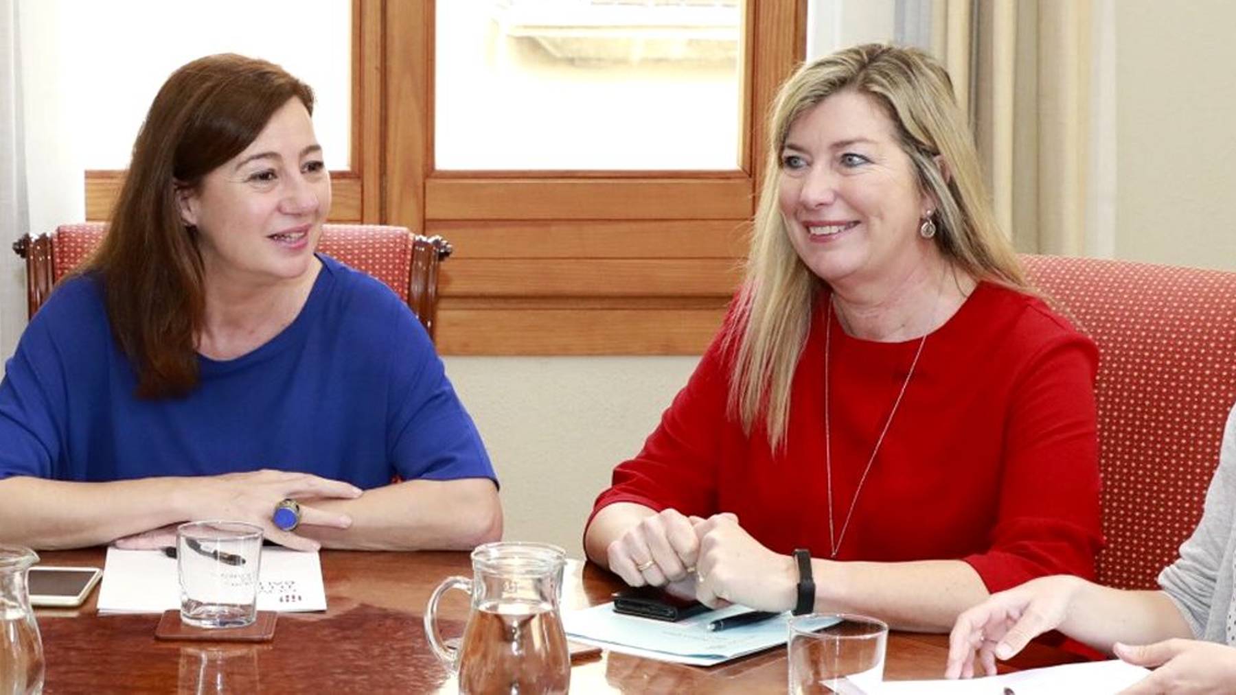La presidenta Francina Armengol y la consellera de Salud, Patricia Gómez.
