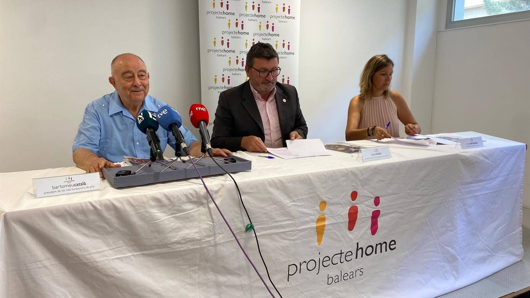 El presidente de las tres fundaciones de Projecte Home Baleares, Bartomeu Catalá, el presidente ejecutivo, Jesús Millor, y la subdirectora del programa Eureka, Maria Fernández. (Foto: Europa Press)
