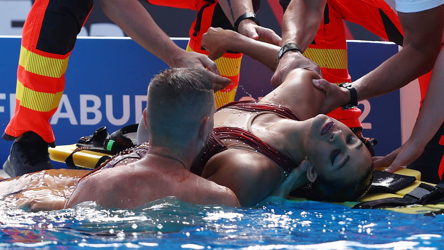 Anita Álvarez es atendida tras su desmayo en la piscina. (Getty)