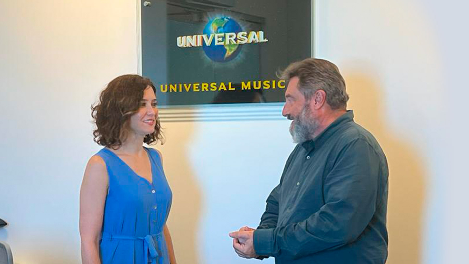 La presidenta de la Comunidad de Madrid, Isabel Díaz Ayuso, y el presidente de  Universal Music para América Latina y España, Jesús López.