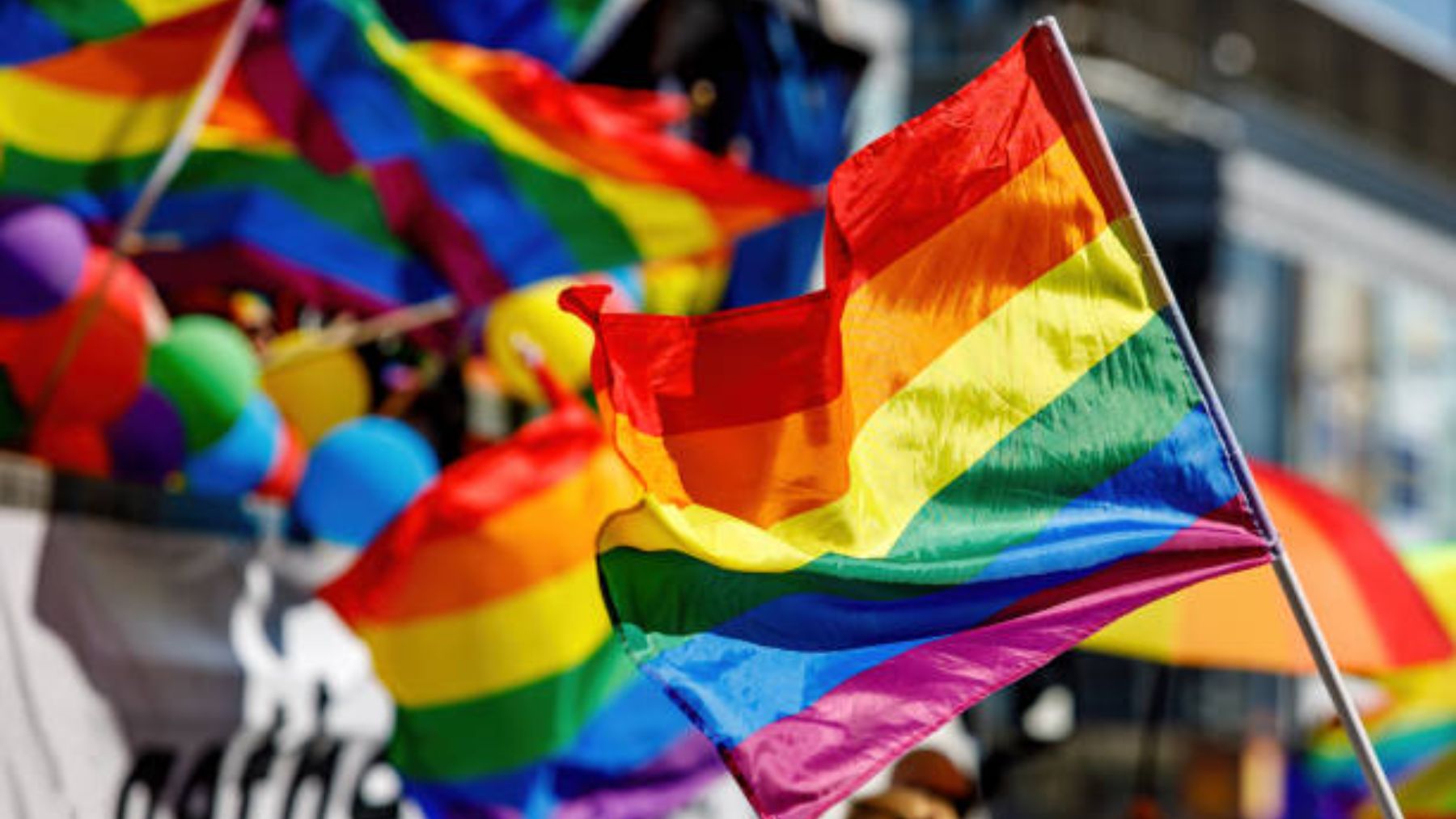 El significado de todos los colores de la bandera del Orgullo Gay