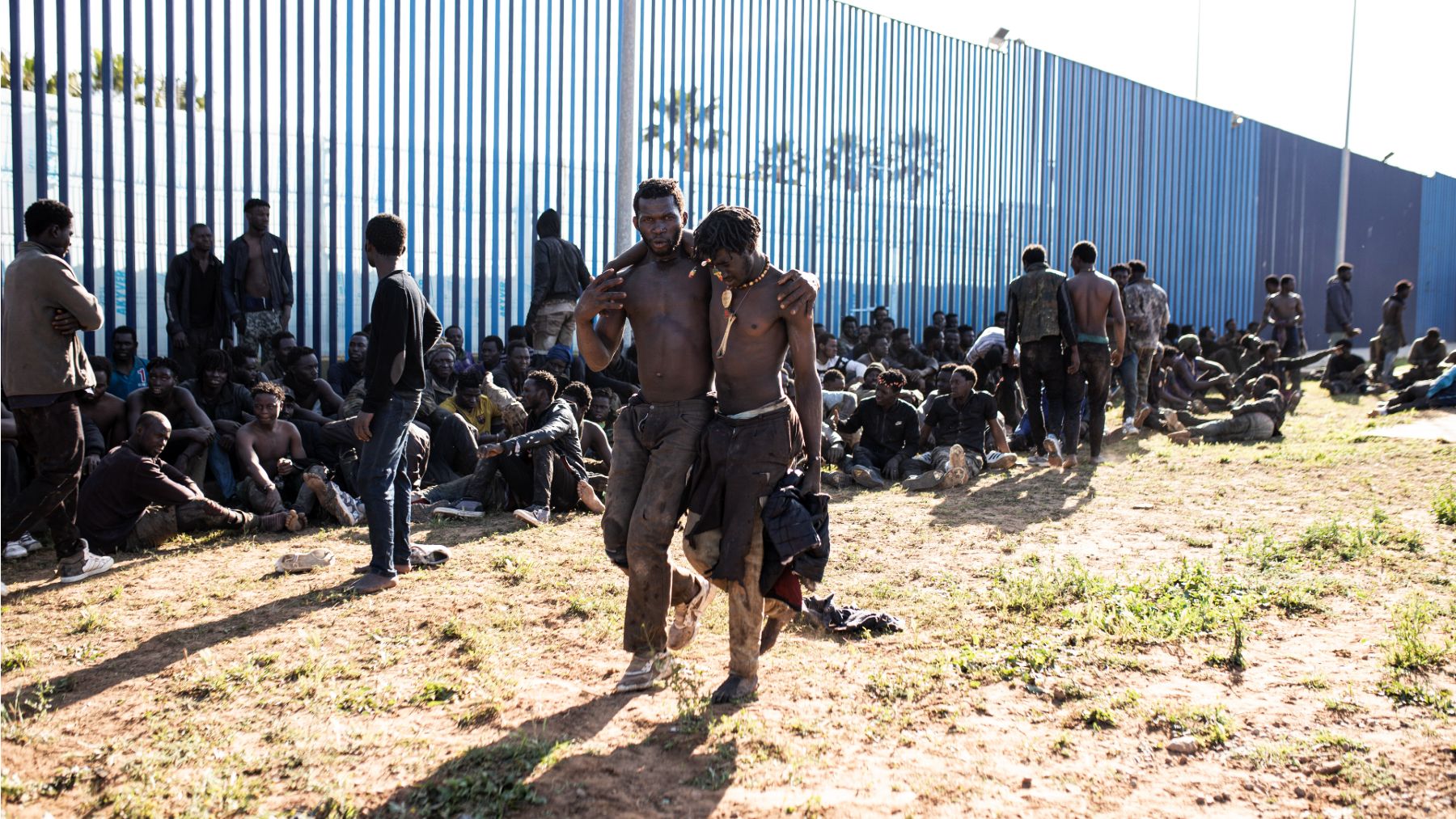 Inmigrantes en la valla de Melilla. (Foto: EP)