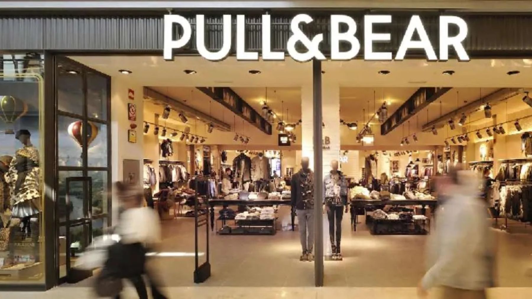 Descubre las prendas básicas de las rebajas de Pull&Bear
