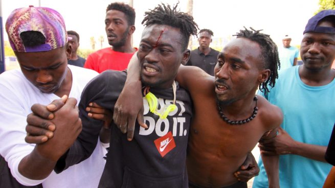 Inmigrantes tras saltar la valle de Melilla.