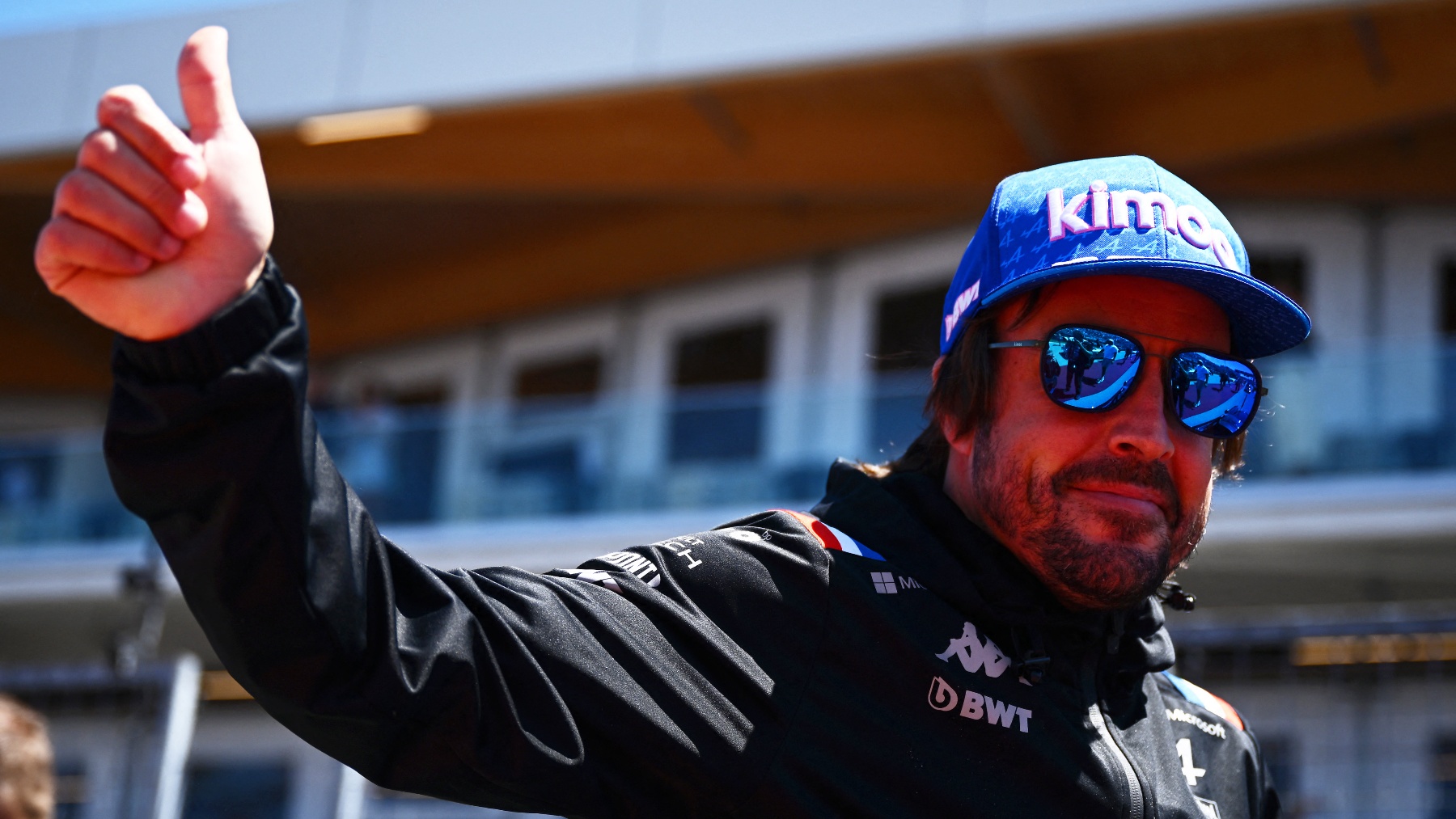 Fernando Alonso saluda al público en Canadá. (AFP)