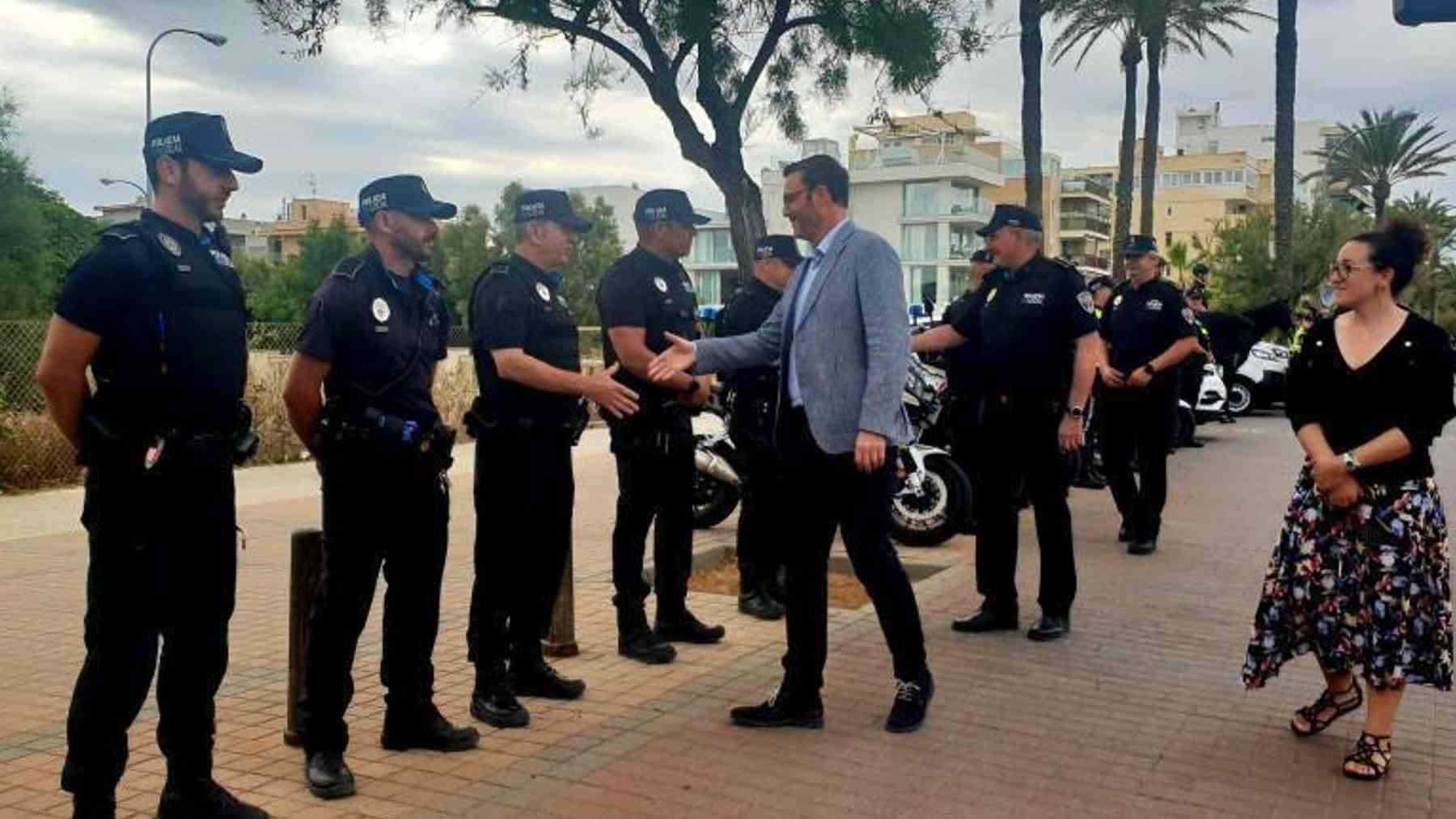 El alcalde de Palma, José Hila, saluda a un grupo de agentes de la Policía Local.