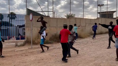 Inmigrantes tras saltar la valla de Melilla.
