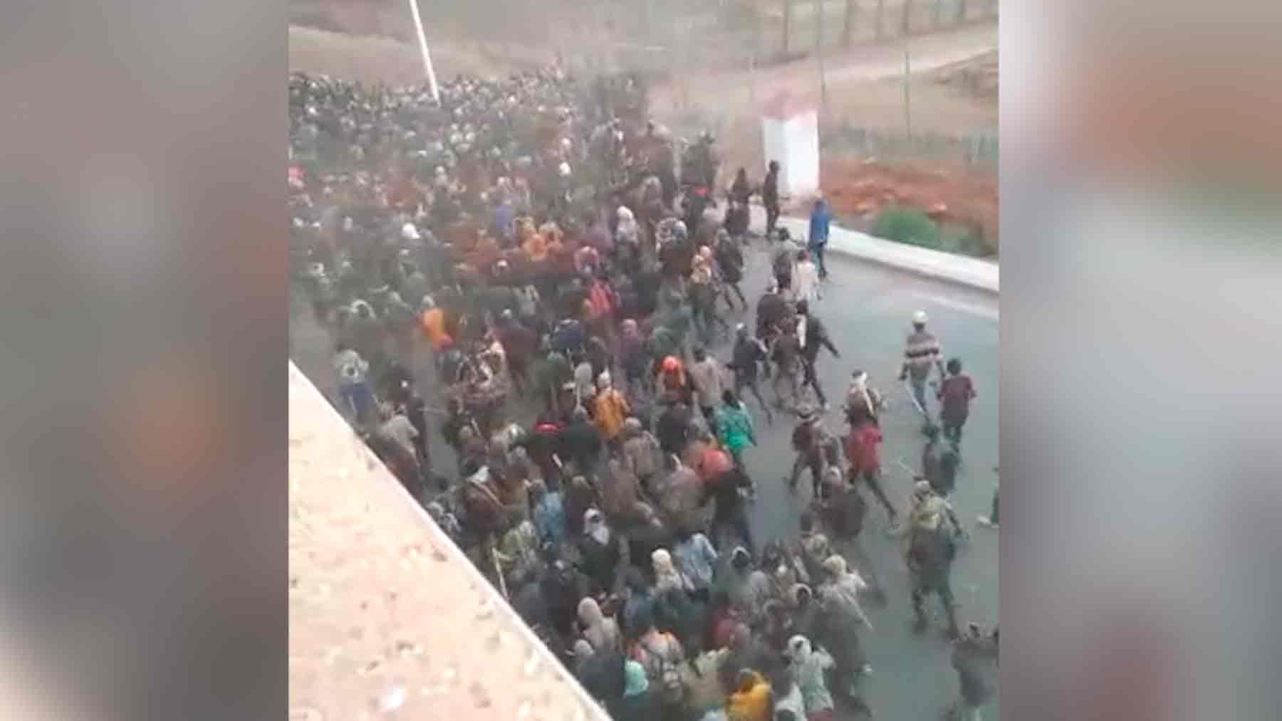 Inmigrantes intentan entrar en Melilla en imagen de archivo.