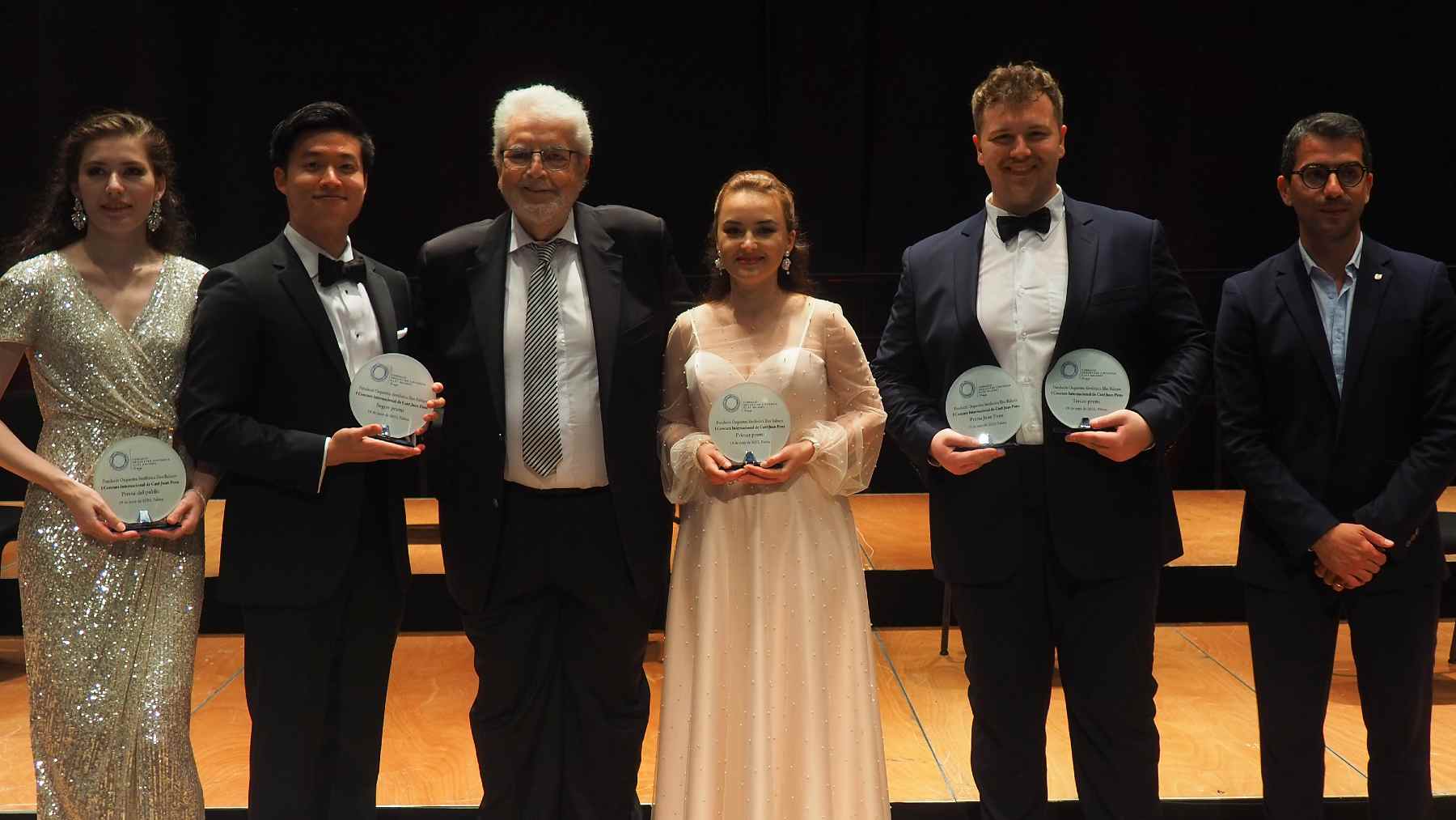 Joan Pons junto a los premiados en el Concurso de Canto.