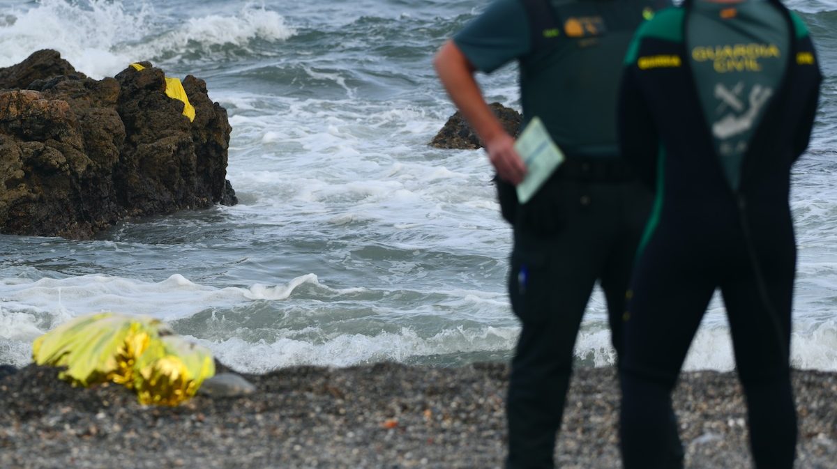 El Grupo Especial de Actividades Subacuáticas (GEAS) de la Guardia Civil de Ceuta recupera en aguas próximas a la playa del Tarajal el cadáver de una persona. -Imagen de archivo-.