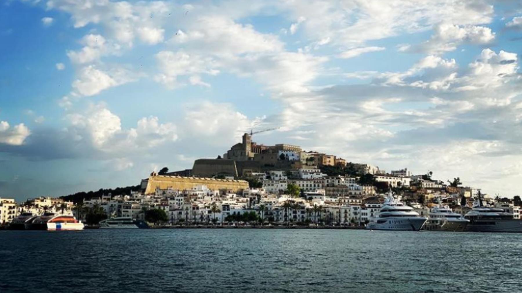 Piérdete este verano por las calles estrechas y las casas blancas de uno de los pueblos más bonitos de España