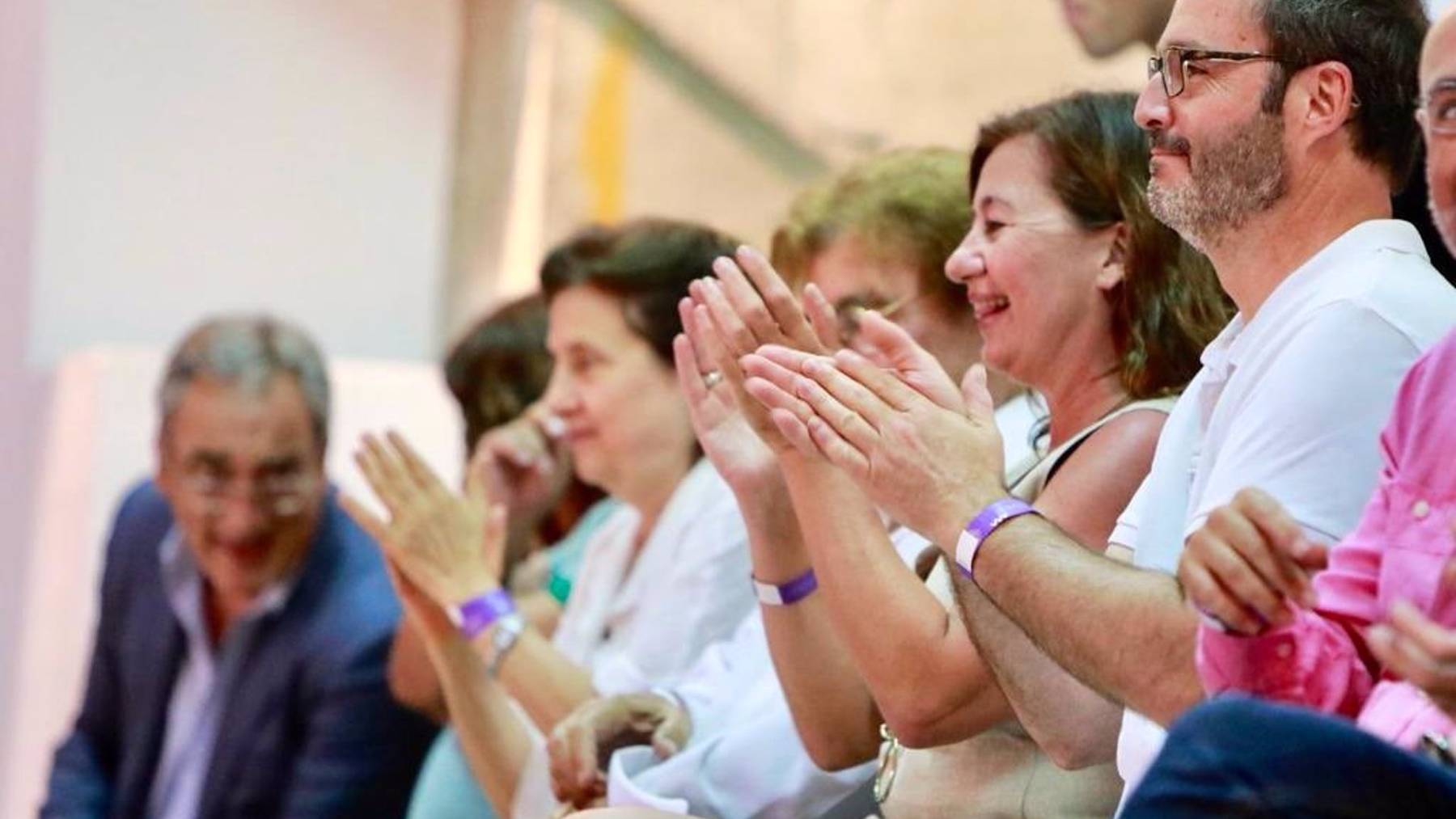 Francina Armengol y el alcalde de Palma, José Hila, aplauden al Palma Futsal.