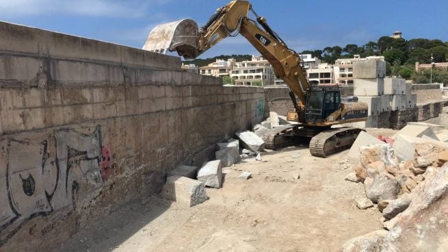 Obras de refuerzo del dique del puerto de Cala Rajada.