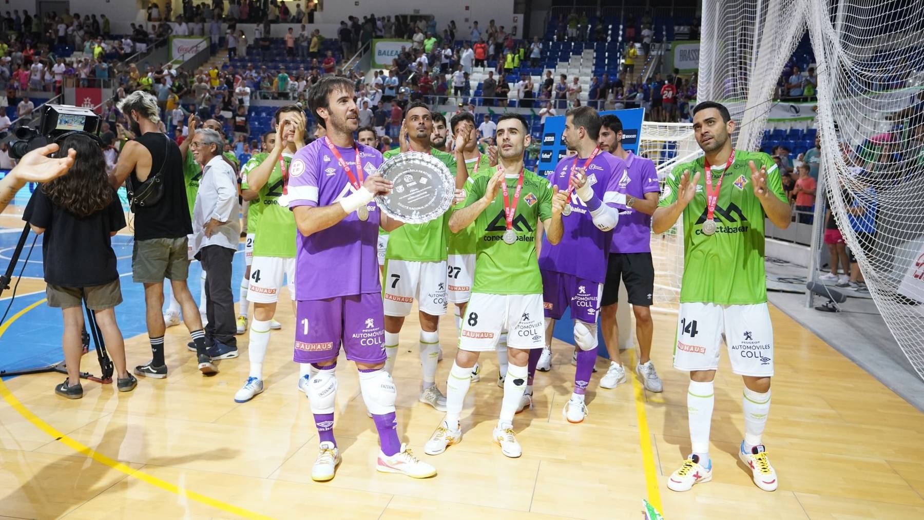 Los jugadores del Palma Futsal tras recibir la medalla de subcampeones.