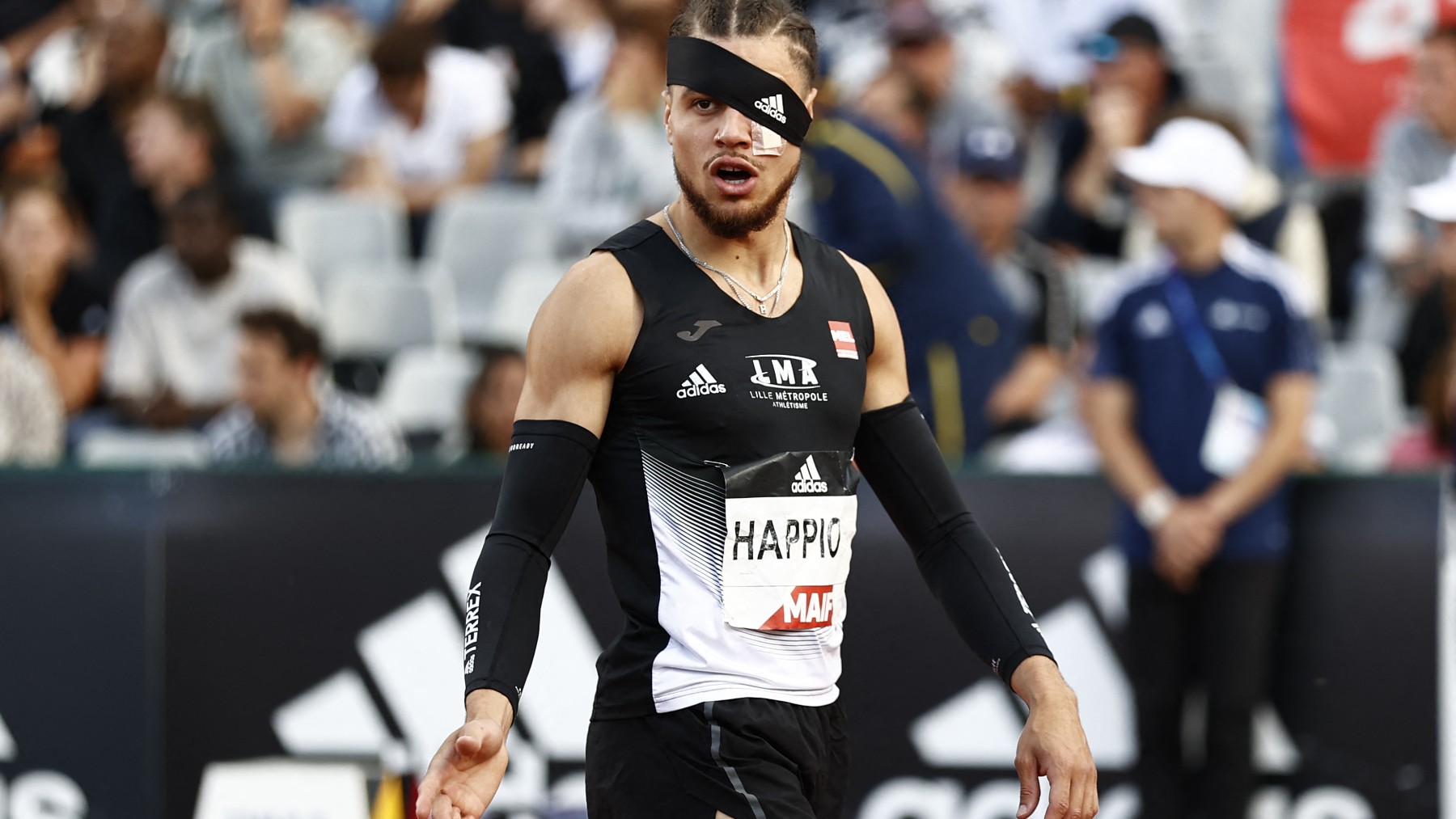 Wilfried Happio, con un vendaje tras ser agredido durante el calentamiento de la final masculina de 400 metros vallas. (AFP)