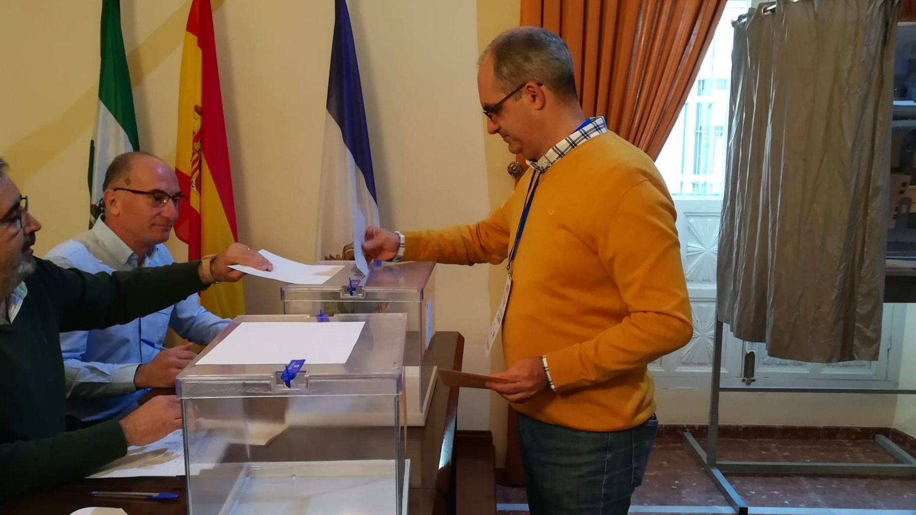 Miguel Ángel Márquez ejerce su derecho a voto en las municipales de 2019 (@PCA_sevilla).