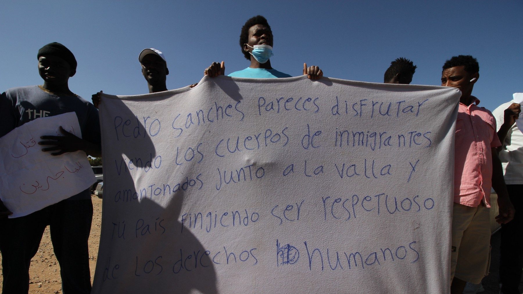 Inmigrantes subsaharianos se concentran en las inmediaciones del CETI  de Melilla (ANTONIO RUIZ / EUROPA PRESS).