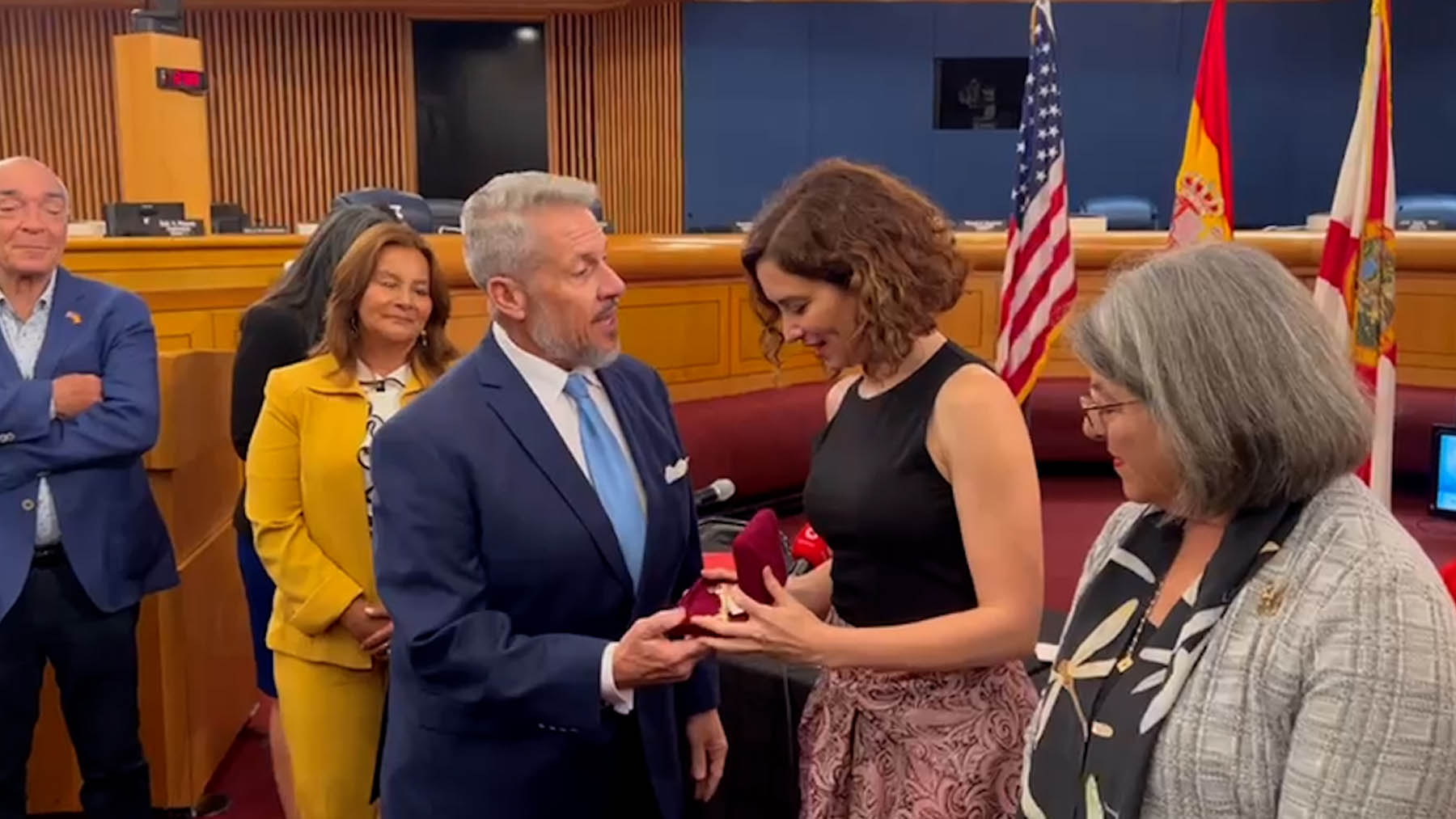 La presidenta de la Comunidad de Madrid, Isabel Díaz Ayuso, recibe las llaves del condado de Miami.