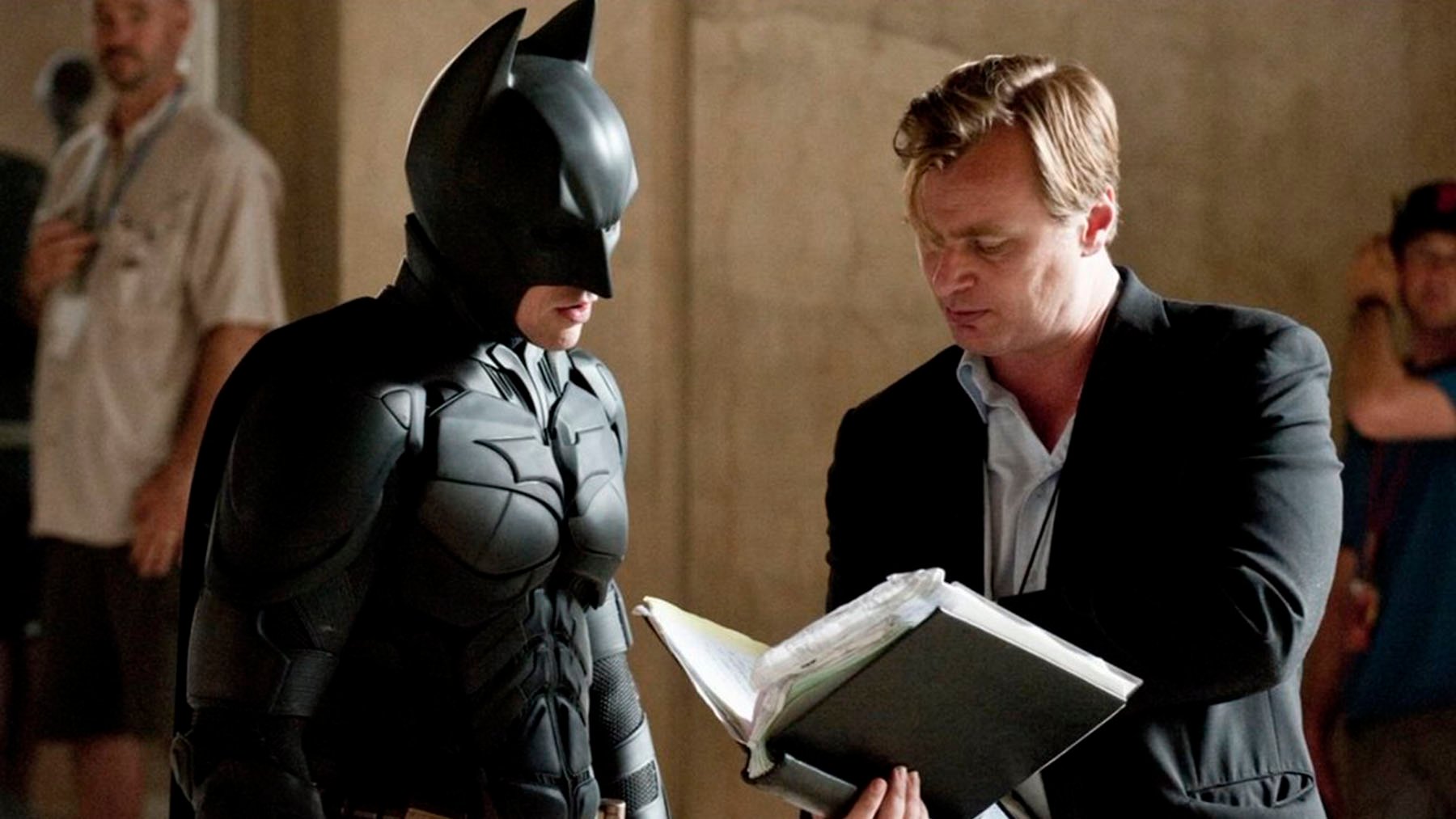 Christopher Nolan junto Christian Bale en ‘El caballero oscuro: La leyenda renace’ (Warner Bros Pictures)