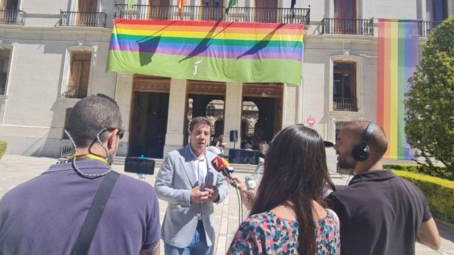 Ildefonso Ruiz (Ciudadanoss Jaén) atiende a los periodistas.