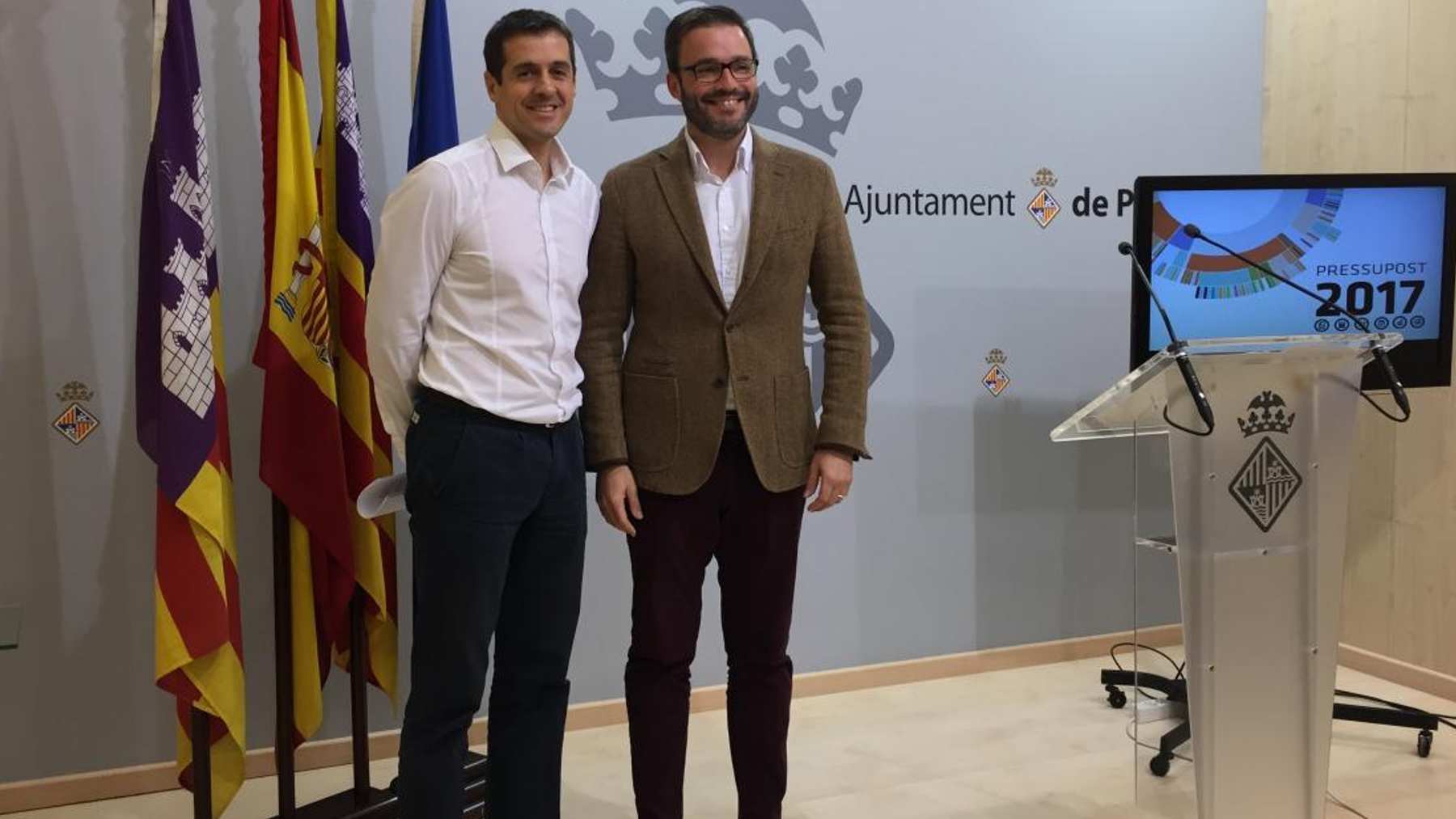 El presidente del IMI, el concejal Adrián García, con el alcalde socialista de Palma, José Hila.