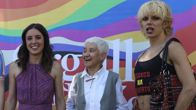 Irene Montero premia a una drag que escribió: «Odio a las mujeres víctimas de violación, putas pesadas»